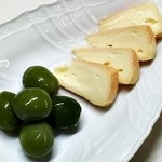 成城石井 - 料理写真:[ここから 2015/12/4] マンステールとグリーンオリーブ