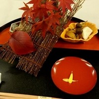 かが万 - 綺麗な紅葉　菊花入り盃で乾杯！