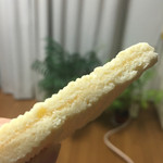 北村堂 - サブリナ。この微妙なアンズジャムがクッキー生地との食感をさらに美味しくしてくれています！