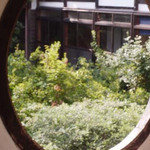 木の音 - 廊下にある丸い窓から見える庭