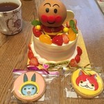 シロツキ - ３日が下の子の誕生日だったのですが、平日でロクにお祝い出来ないだろうと、週末にケーキを予約しておいて今日にお祝いしました( ^ω^ )
            
            今回は特注でアンパンマンケーキに妖怪ウォッチクッキー☆ケーキが小さいのでクッキーは上に乗らず別包装に(^^