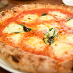 ナポリピッツァ エッセドゥエ - トマトソースが濃厚なマルゲリータ