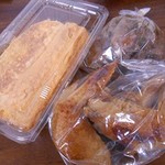 稲毛屋 - （手前から時計回りに）
手羽先　　1本80円
玉子焼き　1本100円
甘辛煮 　　1袋200円

