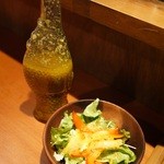 炭火とワイン - 突き出しサラダは食べホ！オリジナルドレッシングでいただきます♪
