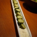 炭火とワイン - 自家製キュウリピクルス長っΣ(ﾟДﾟ)！