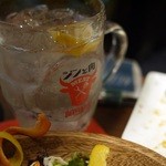 炭火とワイン - ジンと肉でジントニック∠( ﾟдﾟ)／