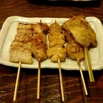 Kushiyadesukara - （2015年1月）左から、豚串・焼き鳥・ひな皮・つくね・鶏手羽