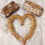 ブーランジュリ　シェ　ジョルジュ - レーズンやらくるみがゴツゴツに入ったノアフリュイはやはり大のお気に入り、芋のパンも具沢山、甘みがあって美味でした