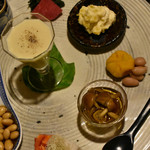 季より - 地元落花生の塩茹で
      ナメコのお浸し
      菊芋の出汁煮
      京人参
      北海道の大豆の出汁煮
      京茄子焼き浸しバルサミコ和え
      パプリカの味醂漬け
      