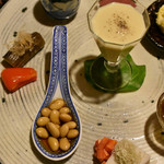 季より - 新さつま芋の冷製スープ
      沖縄のもずくの酢の物
      春菊の黒ゴマ和え
      紅芯大根の素揚げマリネ
      安納芋の白和え
      北海道カボチャ塩茹で茶巾絞り
      