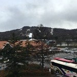 信州のお味噌屋さん - 軽井沢駅南口から見えるスキー場には雪が積もっています