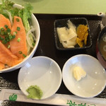 すし屋の味よしCafe - サーモン丼（ご飯大盛） ¥720