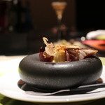 エクアトゥール - ・アミューズ
       鯖のマリネ、自家製焼き餅とモンドール、白トリュフ