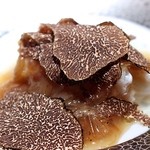 エクアトゥール - 昆布出汁でポシェしたタラバガニとフカヒレのソース、黒トリュフ