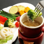 午餐自助烤蔬菜套餐，搭配 bagna cauda 或起司火鍋