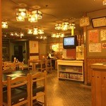 Sukoyaka Shokudou - テーブル席、小上がり席とございます広い店内です。