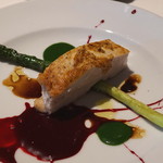 アンビグラム - 鶏胸肉のロースト　モストコットディウーヴァとビーツのソース