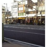 ラーメン二郎 横浜関内店 - 遠くから店の前を。。