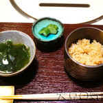 西麻布けんしろう - きのこの炊き込みご飯、お吸い物、シマウリの漬物