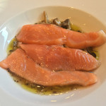 L’AS - オーロラサーモンのミキュイ キノコとブラックオリーブのスープ