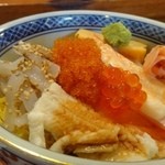 太繁寿司 - 「とびっこ」「いくら」「穴子「イカ」「サーモン」「カンパチ」「海老」「玉子」など盛りだくさん。
ご飯にも「みじん切りの椎茸」や「でんぶ」が入り丁寧に作られていて、美味しい。