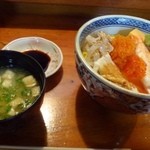 太繁寿司 - 私は「ちらし(1080円）」を。こちらにもお吸い物が付きますよ。