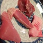 天一 - マグロ盛り合わせ  どこかにはがつおが一つ入ってますよ
