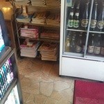 Kohaku - 店内の本棚とお酒のコールドケースです、雑誌や漫画類も充実しています。