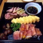 大貫 - ◯八寸料理
      出し巻き卵
      鶉の卵のピータン
      ローストビーフ
      渋皮栗煮
      柿の生ハム巻