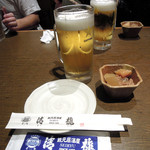 蔵元居酒屋 清龍 - 生ビール（ジョッキ435ml）400円とお通し150円(税別)