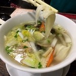老辺餃子舘 - 五目刀削麺をリフトアップ！