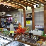 丸六本山川魚店 - 店内