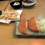一軒め酒場 - ポテトフライ240円、チーズハムカツ280円(税別)