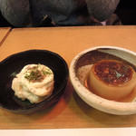 一軒め酒場 - アンチョビポテト200円、鶏味噌大根煮150円(税別)