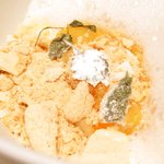 ラ ペ - ランチコース 5940円 のミカン、カルダモンソース、フレッシュバナナ、メレンゲのアイスクリーム