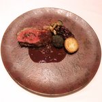 ラ ペ - ランチコース 5940円 の北海道蝦夷鹿モモ肉のロースト 牛蒡のソース