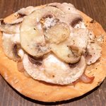 ラ ペ - ランチコース 5940円 のマッシュルーム、生ハム、燻製チーズのタルトフランベ