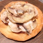 ラ ペ - ランチコース 5940円 のマッシュルーム、生ハム、燻製チーズのタルトフランベ