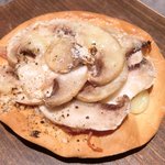 ラ ペ - ランチコース 5940円 のマッシュルーム、生ハム、燻製チーズのタルトフランベ