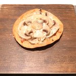 ラ ペ - ランチコース 5940円 のマッシュルーム、生ハム、燻製チーズのタルトフランベ