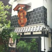 五代目 野田岩 麻布飯倉本店 - 趣のある外観　でも裏は近代的なビル