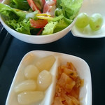 カントリークラブ ザ・レイクス レストラン - ビーフカレーに付属の生野菜サラダ、漬物、デザート