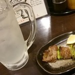 牛の四文屋 - レモンチューハイ&タンカルビ串