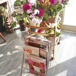 Bon Cafe - 雑誌とお花ありました