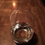 日本料理 嘉助 - 1杯目：深山桜 1983 大吟醸秘蔵酒 グラス 2600円(税・サービス料別)