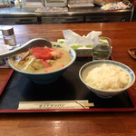 ホットナンバン - 久しぶりの訪問。
それも約20年ぶり。
でも変わらない、本当に変わらないお味でした。
一番嬉しいのは、真ピンクのカマボコ。
なかなか使ってる店無いんだよね。
美味しゅうございました！
