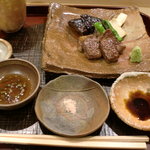 帰燕 - ポン酢と岩塩と醤油が用意されてます。