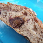 テトラ コンタ - カンパーニュ・フィグにクリチを挟んだもの