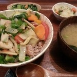 Apsara Cafe - 鶏とトマトのヌクマム炒め丼