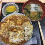 Heiwa Shiyokudou - かつ丼 970円 玉ねぎ、ナルトがたっぷり！